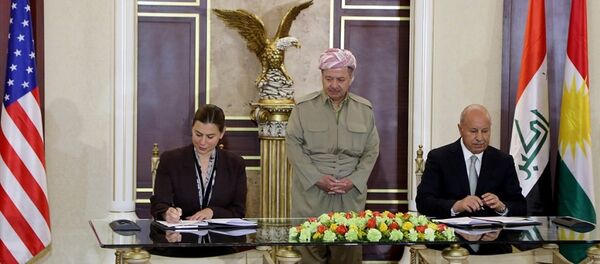 IKBY Başkanı Mesut Barzani'nin (ortada)  ABD  Savunma Bakanlığı Uluslararası Güvenlik İşlerinden Sorumlu Ellisa Slotkin (solda) ve IKBY İçişleri Bakanı Kerim Sincari (sağda) - Sputnik Türkiye