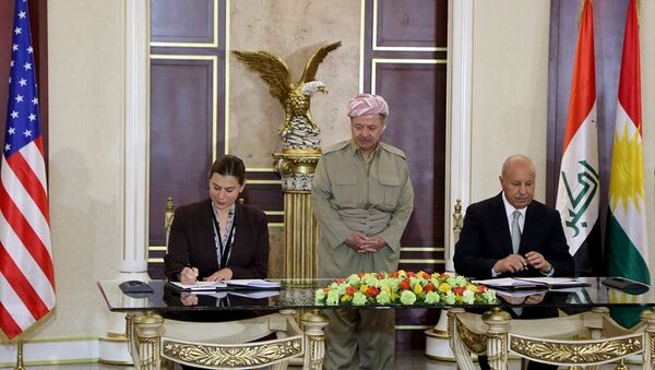 IKBY Başkanı Mesut Barzani'nin (ortada)  ABD  Savunma Bakanlığı Uluslararası Güvenlik İşlerinden Sorumlu Ellisa Slotkin (solda) ve IKBY İçişleri Bakanı Kerim Sincari (sağda) - Sputnik Türkiye