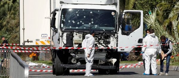 Fransa'nın Nice kentindeki saldırıda kullanılan kamyon inceleme altında. - Sputnik Türkiye