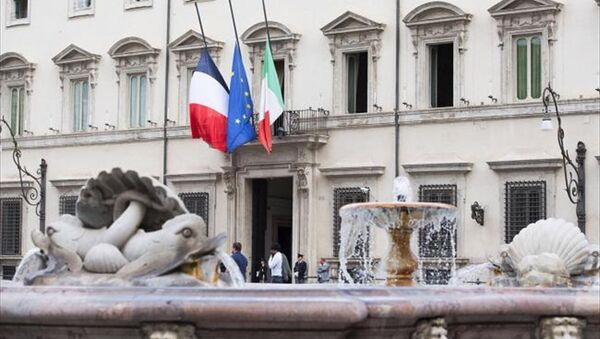 Fransa'nın güneyindeki Nice kentinde dün akşam yaşanan terör saldırısı sonrası bu sabah, İtalya Başbakanlık Sarayı Chigi'de dayanışma için yarıya indirilen İtalya ve AB bayraklarının yanına Fransa bayrağı da çekildi. - Sputnik Türkiye