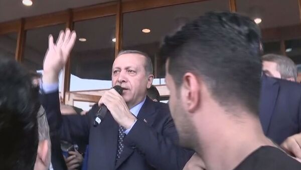 Cumhurbaşkanı Recep Tayyip Erdoğan, Atatürk Havalimanı'nda vatandaşlara hitap etti. - Sputnik Türkiye