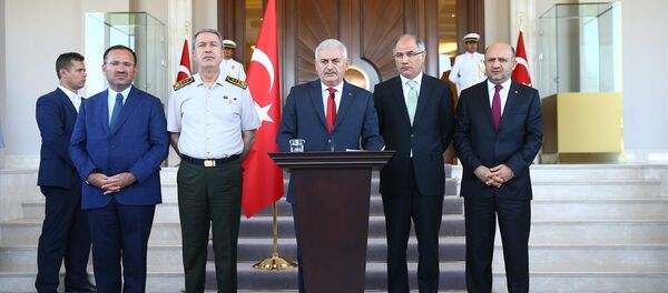 Başbakan Binali Yıldırım, Çankaya Köşkü'nde gazetecilere açıklamalarda bulundu. Genelkurmay Başkanı Orgeneral Hulusi Akar (sol 2), Adalet Bakanı Bekir Bozdağ (solda), İçişleri Bakanı Efkan Ala (sağ 2), Milli Savunma Bakanı Fikri Işık (sağda), Başbakan'a eşlik etti. - Sputnik Türkiye