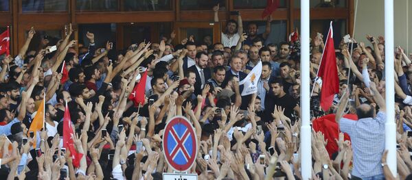 Cumhurbaşkanı Erdoğan, Atatürk Havalimanı'na gelen destekçilerine hitap etti. - Sputnik Türkiye