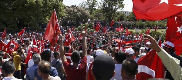 Ankara'da halk TBMM binası önünde toplandı. - Sputnik Türkiye