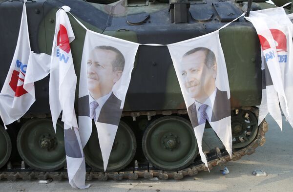 Darbe girişiminin önlenmesinin ardından tanklara Cumhurbaşkanı Erdoğan'ın fotoğrafları asıldı. - Sputnik Türkiye