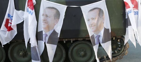Darbe girişiminin önlenmesinin ardından tanklara Cumhurbaşkanı Erdoğan'ın fotoğrafları asıldı. - Sputnik Türkiye
