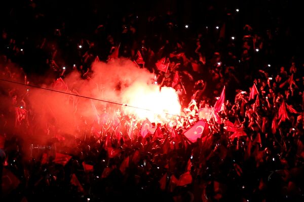Ankara, İstanbul ve İzmir'deki meydanlarda darbe girişimi protesto ediliyor. - Sputnik Türkiye