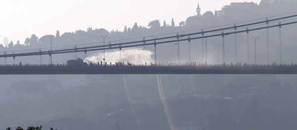 Türkiye'de darbe girişimi / Boğaz Köprüsü'nde TOMA - Sputnik Türkiye