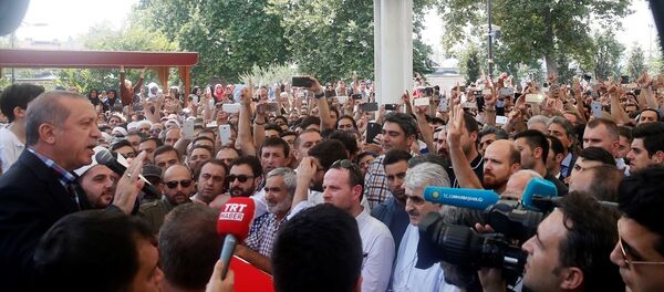 Cumhurbaşkanı Recep Tayyip Erdoğan, darbe girişimi sırasında hayatını kaybedenlerin cenaze törenine katıldı. - Sputnik Türkiye