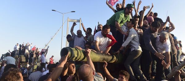 Darbe girişiminin engellenmesinin ardından halk, askerin bıraktığı tankların üzerinde sevinç gösterilerinde bulundu. - Sputnik Türkiye