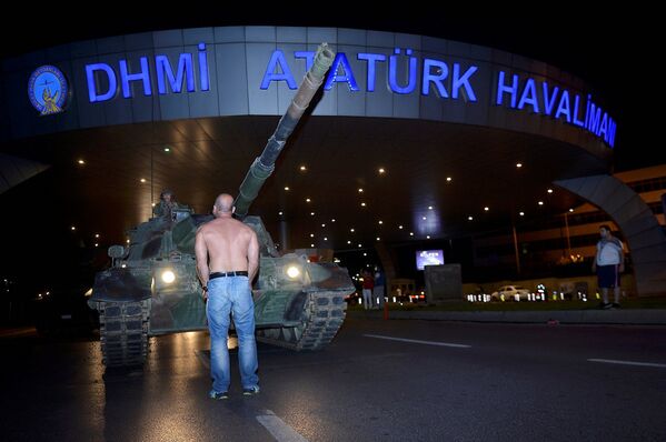 Darbe girişimi gecesi Atatürk Havalimanı'nda da gergin saatler yaşandı. - Sputnik Türkiye