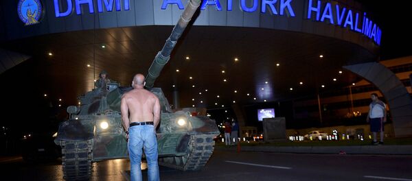 Darbe girişimi gecesi Atatürk Havalimanı'nda da gergin saatler yaşandı. - Sputnik Türkiye