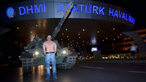 Darbe girişimi gecesi Atatürk Havalimanı'nda da gergin saatler yaşandı. - Sputnik Türkiye