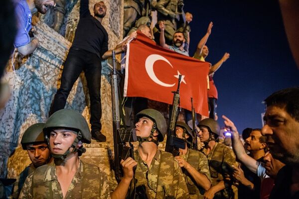 Türkiye'de darbe girişimi-Taksim Meydanı - Sputnik Türkiye