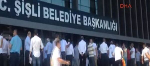 Şişli Belediye binasında bir belediye çalışanı silahlı saldırıda yaralandı. Silahlı saldırıyı gerçekleştiren kişi etkisiz hale getirilip gözaltına alındı. Yaralı ambulansa hastaneye götürüldü - Sputnik Türkiye