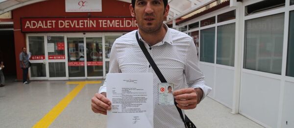 Kocaeli’nde yaşayan 26 yaşındaki Fethullah Üçüncü, Gülen Cemaati lideri Fethullah Gülen’le aynı ismi taşımaktan rahatsız olması nedeniyle isim değişikliği için mahkemeye başvurdu. - Sputnik Türkiye