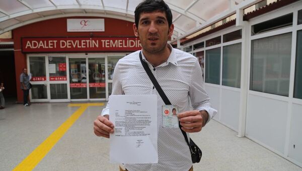 Kocaeli’nde yaşayan 26 yaşındaki Fethullah Üçüncü, Gülen Cemaati lideri Fethullah Gülen’le aynı ismi taşımaktan rahatsız olması nedeniyle isim değişikliği için mahkemeye başvurdu. - Sputnik Türkiye