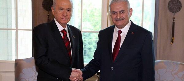 Başbakan Yıldırım ile MHP Genel Başkanı Bahçeli, darbe girişimine ilişkin Çankaya Köşkü'nde bir araya geldi. Başbakan Yıldırım ile MHP Genel Başkanı Bahçeli, darbe girişimine ilişkin Çankaya Köşkü'nde bir araya geldi. - Sputnik Türkiye