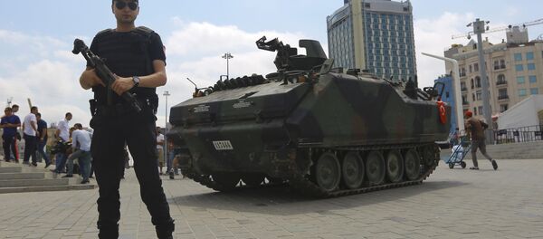Darbe girişimi - Taksim Meydanı'nındaki terk edilmiş tank - Sputnik Türkiye