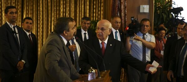 TBMM Başkanı İsmail Kahraman'ın, TOBB Başkanı Rifat Hisarcıklıoğlu ve beraberindeki heyeti kabulünde, Meclis İdare Amiri ve HDP Ankara Milletvekili Sırrı Süreyya Önder'in ‘Sayın Öcalan’ ifadesini kullanması gerginliğe yol açtı. - Sputnik Türkiye