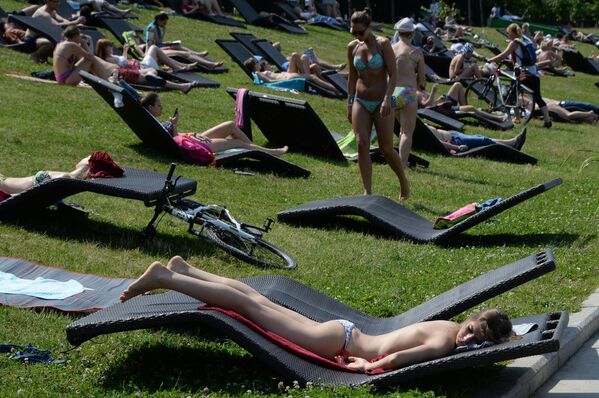 Rusya’nın başkenti Moskova’da 32 dereceyi aşan hava sıcaklığıyla kent sakinleri ‘sokaklara döküldü.’ Moskova’da yaz sezonuyla birlikte bikini sezonu da açıldı. - Sputnik Türkiye