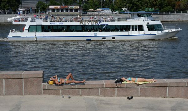 Rusya’nın başkenti Moskova’da 32 dereceyi aşan hava sıcaklığıyla kent sakinleri ‘parklara döküldü.’ Moskova’da yaz sezonuyla birlikte bikini sezonu da açıldı. - Sputnik Türkiye