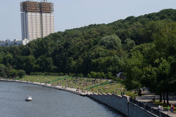 Rusya’nın başkenti Moskova’da 32 dereceyi aşan hava sıcaklığıyla kent sakinleri ‘parklara döküldü.’ Moskova’da yaz sezonuyla birlikte bikini sezonu da açıldı. - Sputnik Türkiye