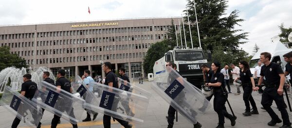 Ankara Adalet Sarayı'nın önündeki polisler - Sputnik Türkiye