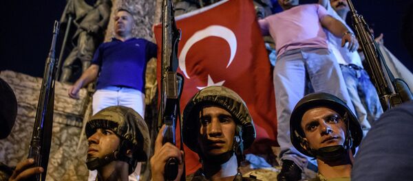 Darbe girişimi gecesi Taksim Meydanı'ndaki askerler. - Sputnik Türkiye