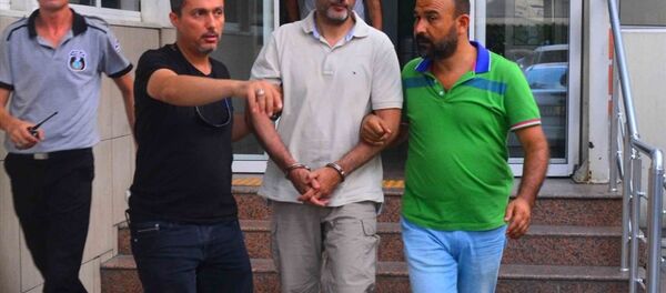 Darbe girişimi sırasında, Cumhurbaşkanı Recep Tayyip Erdoğan'ın ayrılmasının ardından, Marmaris'te konakladığı otele düzenlenen saldırıda helikopterden operasyonu yönettiği tespit edilen Çiğli 2. Ana Jet Üs Komutanlığında görevli Tümgeneral Gökhan Şahin Sönmezateş, tutuklandı. - Sputnik Türkiye