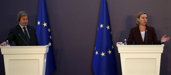 AB'nin Komşuluk Politikası ve Genişleme Müzakerelerinden Sorumlu Komiseri Johannes Hahn ve AB Dış İlişkiler ve Güvenlik Politikası Yüksek Temsilcisi Federica Mogherini - Sputnik Türkiye