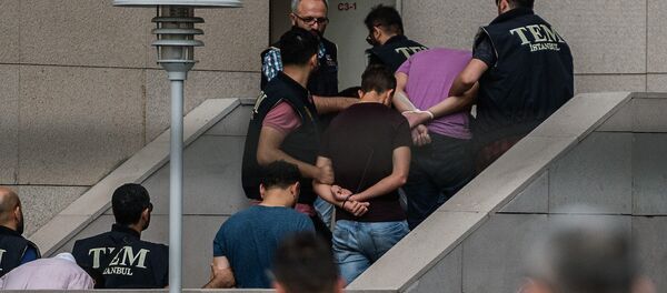 Darbe girişiminde yer aldıkları gerekçesiyle İstanbul Adalet Sarayı'na götürülen askerler - Sputnik Türkiye