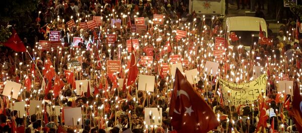 Darbe girişimine karşı Kısıklı'daki Millet Parkı'nda toplanan vatandaşlar ve STK'lar ellerindeki meşalelerle Boğaziçi Köprüsü'ne doğru yürüyüşe geçti. - Sputnik Türkiye