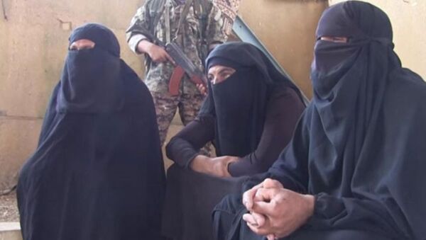 Suriye’nin Menbiç kentinde kara çarşaf giyen 3 IŞİD'li yakalandı. - Sputnik Türkiye