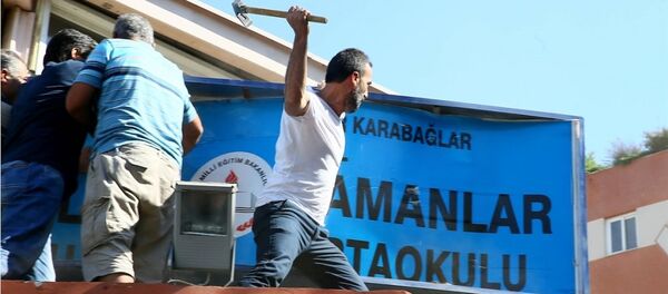 Fetullahçı Terör Örgütü (FETÖ) ile bağlantısı olduğu iddiasıyla Şelale AŞ'ye atanan kayyum, şirket bünyesindeki Yamanlar İlkokulu ve Yamanlar Ortaokulunun isimlerini, ‘15 Temmuz Şehitleri’ olarak değiştirdi. - Sputnik Türkiye