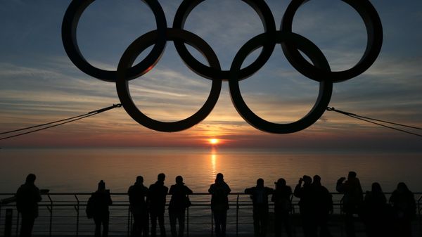 Soçi'nin Adler bölgesinde yer alan Olimpiyat halkaları. - Sputnik Türkiye