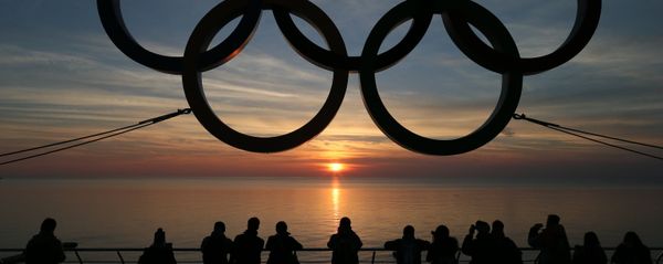 Soçi'nin Adler bölgesinde yer alan Olimpiyat halkaları. Soçi'nin Adler bölgesinde yer alan Olimpiyat halkaları. - Sputnik Türkiye