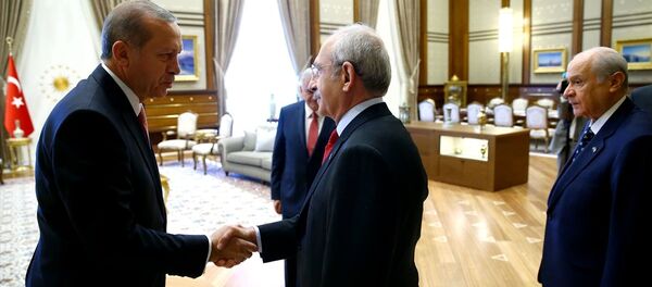 Cumhurbaşkanı Recep Tayyip Erdoğan, Cumhurbaşkanlığı Külliyesi'nde AK Parti Genel Başkanı ve Başbakan Binali Yıldırım, CHP Genel Başkanı Kemal Kılıçdaroğlu ve MHP Genel Başkanı Devlet Bahçeli'yi kabul etti. - Sputnik Türkiye