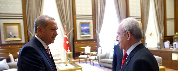 Cumhurbaşkanı Recep Tayyip Erdoğan, Cumhurbaşkanlığı Külliyesi'nde AK Parti Genel Başkanı ve Başbakan Binali Yıldırım, CHP Genel Başkanı Kemal Kılıçdaroğlu ve MHP Genel Başkanı Devlet Bahçeli'yi kabul etti. Cumhurbaşkanı Recep Tayyip Erdoğan, Cumhurbaşkanlığı Külliyesi'nde AK Parti Genel Başkanı ve Başbakan Binali Yıldırım, CHP Genel Başkanı Kemal Kılıçdaroğlu ve MHP Genel Başkanı Devlet Bahçeli'yi kabul etti. - Sputnik Türkiye