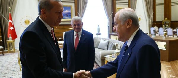 Cumhurbaşkanı Recep Tayyip Erdoğan, Cumhurbaşkanlığı Külliyesi'nde AK Parti Genel Başkanı ve Başbakan Binali Yıldırım, CHP Genel Başkanı Kemal Kılıçdaroğlu ve MHP Genel Başkanı Devlet Bahçeli'yi kabul etti. - Sputnik Türkiye