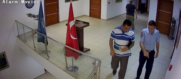 FETÖ'nün 15 Temmuz darbe girişiminden bir gün önce, Yeşilköy'deki Hava Harp Okulu'nda 20 general ve subayın yer aldığı toplantıya katılanların, “Tümgeneral Gökhan Şahin Sözmezateş'in misafirleriyiz” dedikleri, bu cümlenin şifre olduğu ve girişte kayıtlarının tutulmadığı ortaya çıktı. - Sputnik Türkiye