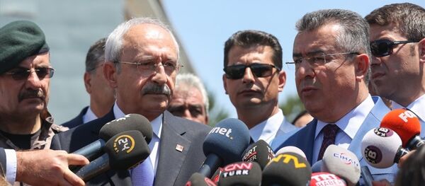 CHP Genel Başkanı Kemal Kılıçdaroğlu, FETÖ'nün 15 Temmuz'daki darbe girişimi sırasında uçaklar tarafından bombalanan Gölbaşı Polis Özel Harekat Daire Başkanlığını ziyaret etti. - Sputnik Türkiye