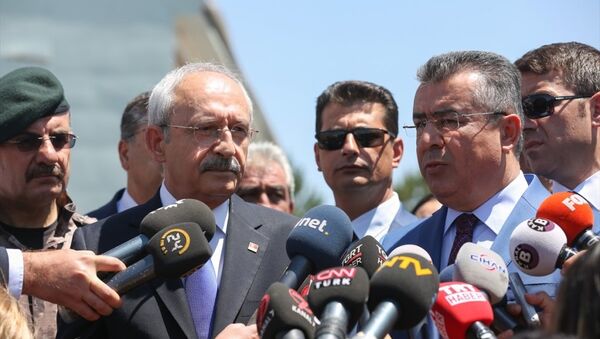 CHP Genel Başkanı Kemal Kılıçdaroğlu, FETÖ'nün 15 Temmuz'daki darbe girişimi sırasında uçaklar tarafından bombalanan Gölbaşı Polis Özel Harekat Daire Başkanlığını ziyaret etti. - Sputnik Türkiye