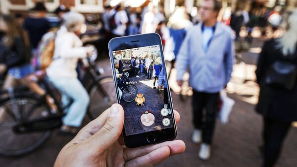 Gamers play with the Pokemon Go application on their mobile phone, at the Grote Markt in Haarlem, on July 13, 2016 - Sputnik Türkiye
