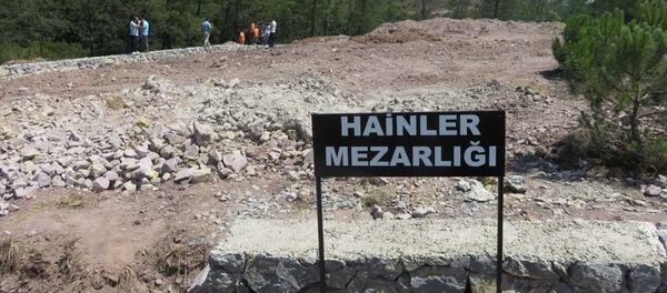 İstanbul Büyükşehir Belediye Başkanı Kadir Topbaş'ın bahsettiği ‘Hainler Mezarlığı’ görüntülendi. - Sputnik Türkiye