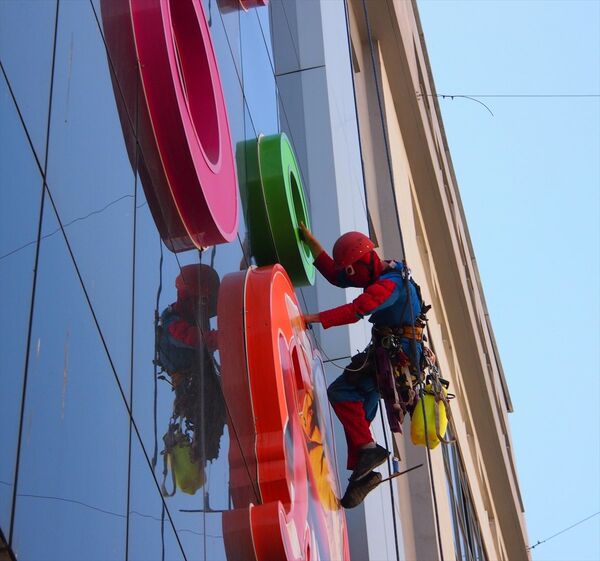 ‘Örümcek Adam’ camları temizliyor - Sputnik Türkiye