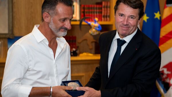 President of the Provence Alpes Cote d'Azur region and former Nice mayor Christian Estrosi (R) gives to Franck, one of the three 'heroes' of the July 14 attack in Nice, the city's medal at the City hall in Nice, southeastern France - Sputnik Türkiye