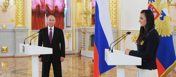 Rusya Devlet Başkanı Vladimir Putin- Yelena İsinbayeva - Sputnik Türkiye