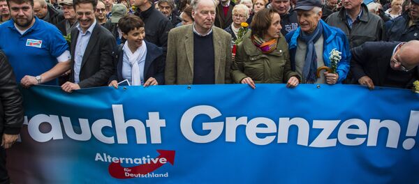 Frauke Petry (3rd, L), chairman of the right-wing populist Alternative for Germany (AfD) party, and the AfD's leading politician Alexander Gauland (4th, L) hold a banner reading Asylum needs limits during a demonstration against the German government's asylum policy organized by the AfD party in Berlin on November 7, 2015. - Sputnik Türkiye