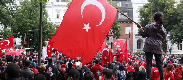 Hamburg'daki Türk Konsolosluğu önünde darbe karşıtı eylem. Hamburg'daki Türk Konsolosluğu önünde darbe karşıtı eylem. - Sputnik Türkiye
